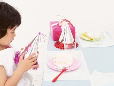 可爱小女孩居家生日派对庆祝写真