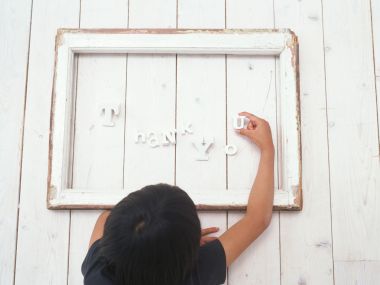 俯拍小男孩用立体字母拼出Thank You感恩字样