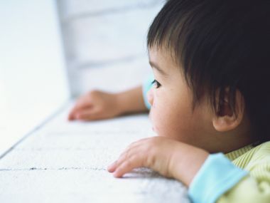 窗边望向窗外的可爱婴幼儿 温馨儿童写真