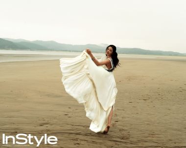 InStyle韩国版 沙滩白裙女性时尚写真