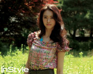 Korean Celebrity Go Ara Instyle Summer Outdoor Fashion Portrait