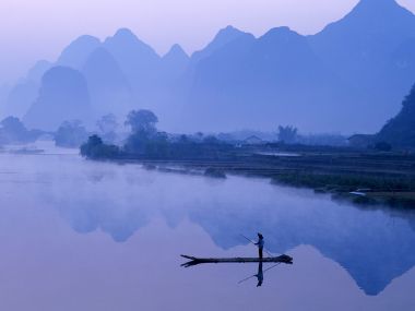 中国桂林阳朔漓江黎明晨雾山水风光