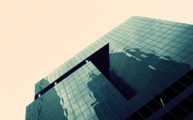 低角度仰拍现代玻璃幕墙摩天大楼 暖调天空极简建筑壁纸