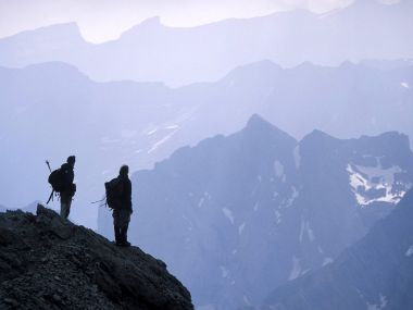 俯瞰比利牛斯山加瓦尔尼冰斗的登山徒步者