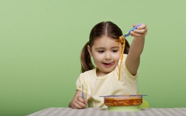 可爱双马尾小女孩吃番茄意面童趣写实摄影