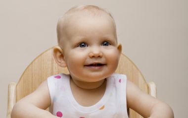 蓝眼睛微笑婴幼儿居家温馨肖像摄影