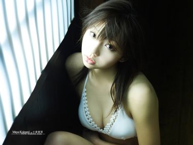 日本女星小泉麻耶窗边光影人像写真