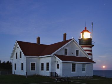 美国缅因州 West Quoddy Head 灯塔月升美景