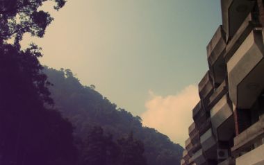 山林间的清晨建筑一角