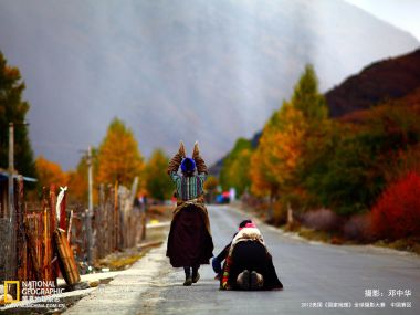 中国藏区秋日公路磕长头朝圣者 国家地理人文摄影作品