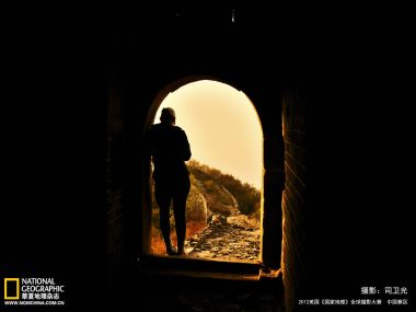 秋日黄昏古长城敌楼拱门人物剪影 国家地理摄影作品