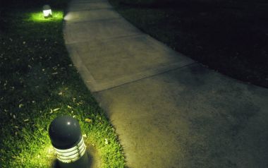 非黄砖路 夜间草坪旁混凝土步道夜景