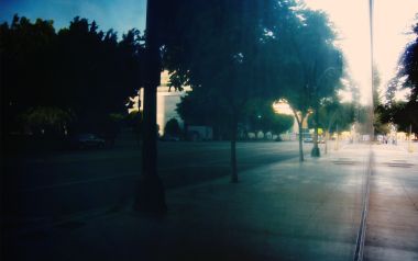 清晨逆光空旷城市街道复古胶片街景