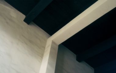 低角度仰拍纸浆肌理墙面极简建筑局部