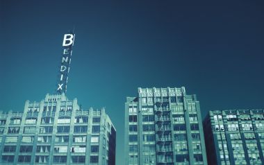 青调复古BENDIX标识城市老建筑仰拍景观