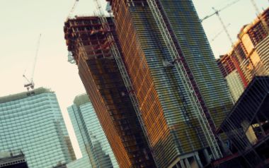 城市在建摩天大楼塔吊低角度仰拍复古摄影壁纸