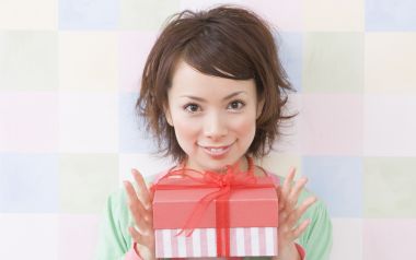 日系甜美女生手捧红色礼物盒居家人像摄影