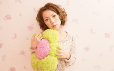 日系居家少女抱毛绒花朵抱枕温馨人像写真