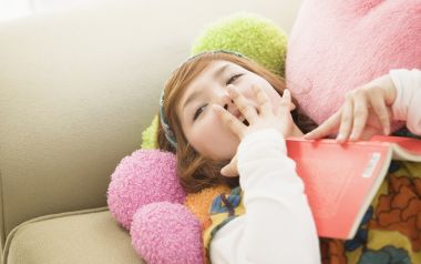居家少女躺沙发阅读打哈欠休闲日常写真
