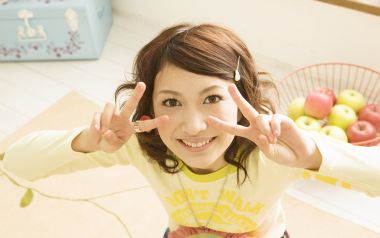 日系居家元气少女比耶微笑人像写真