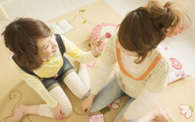 日系居家 两位闺蜜休闲互动温馨日常
