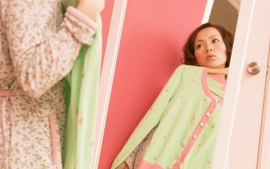 日系居家女性挑选试穿家居服温馨人像写真