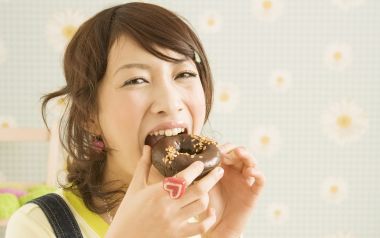 居家年轻女生吃巧克力甜甜圈人像摄影