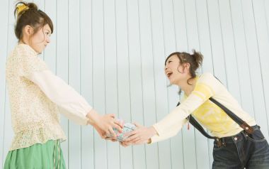 日系清新闺蜜争抢礼物趣味人像写真