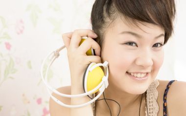 居家甜美少女手持头戴式耳机听音乐人像摄影
