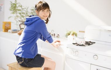 日系居家少女 明亮厨房阳光写真