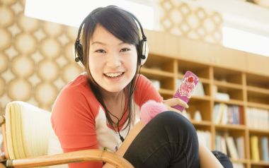 暖光居家少女戴耳机听音乐人像写真