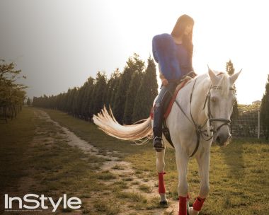 InStyle时尚杂志 户外逆光骑马女性与白马时尚写真