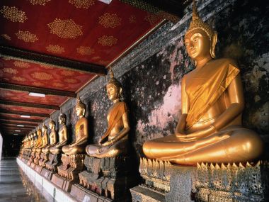 泰国曼谷寺庙长廊一排金色佛像