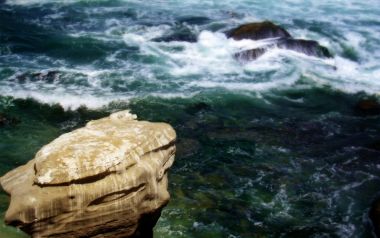 海边海蚀岩与汹涌海浪自然风光