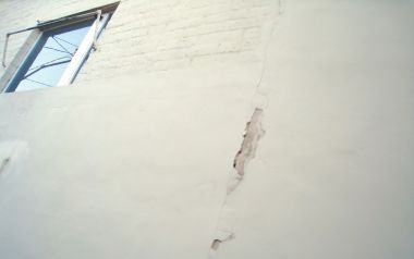低角度仰视老旧建筑白色开裂外墙