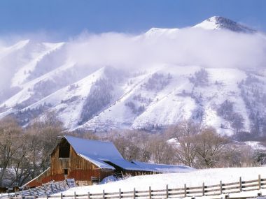 雪山下积雪谷仓冬日乡村雪景