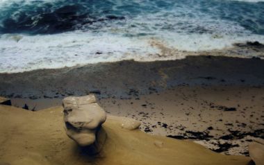 海岸奇特风化岩石与翻涌海浪海滨风光