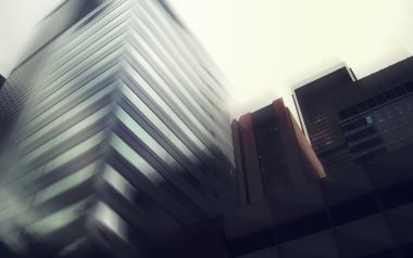 动态模糊仰拍城市摩天大楼 起飞感都市创意壁纸