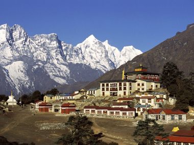 尼泊尔腾波切寺与喜马拉雅雪山