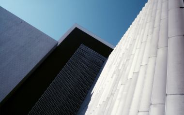 32度仰拍现代极简几何建筑摄影