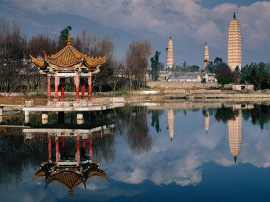 中国云南大理崇圣寺三塔湖景倒影风光