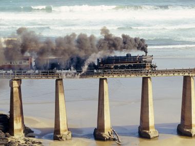 南非Outeniqua Choo复古蒸汽火车驶过滨海铁路桥