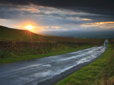 英国北约克郡奔宁山脉夕阳公路