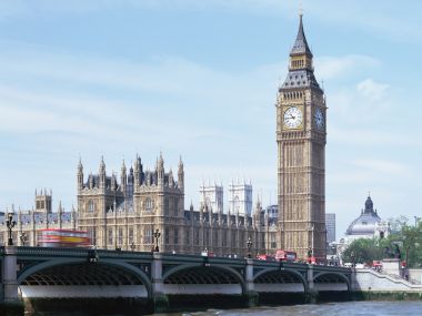 英国伦敦伊丽莎白塔大本钟与议会大厦沿岸风光