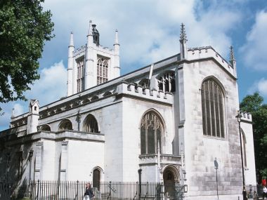 英国伦敦白色哥特教堂日间外景风光