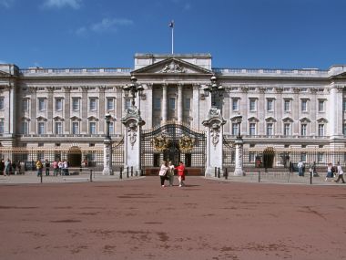 英国伦敦白金汉宫正门广场晴朗日全景