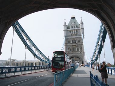 英国伦敦塔桥红色双层巴士城市风光