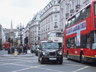 英国伦敦市中心经典街景 红色双层巴士与黑色出租车