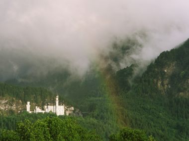 德国新天鹅堡雨后山间云雾彩虹风光