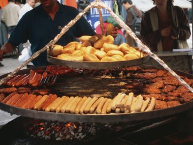 德国法兰克福街头市集炭火烧烤美食摊位